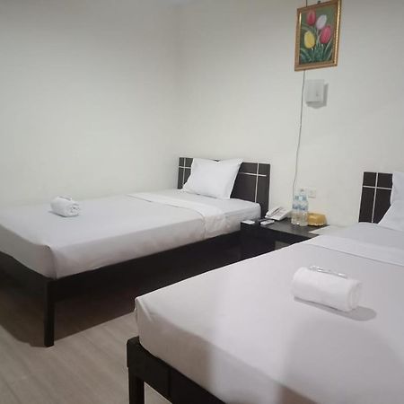 Hotel Meganita Mamuju エクステリア 写真