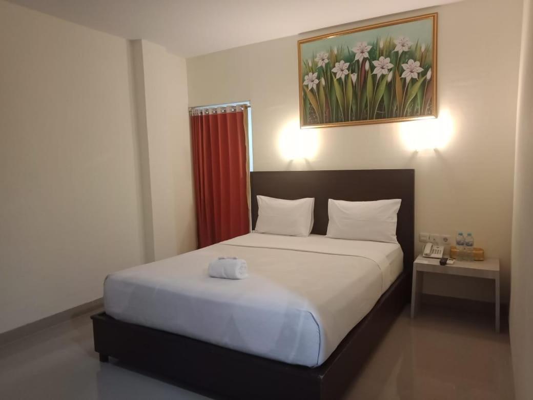 Hotel Meganita Mamuju エクステリア 写真